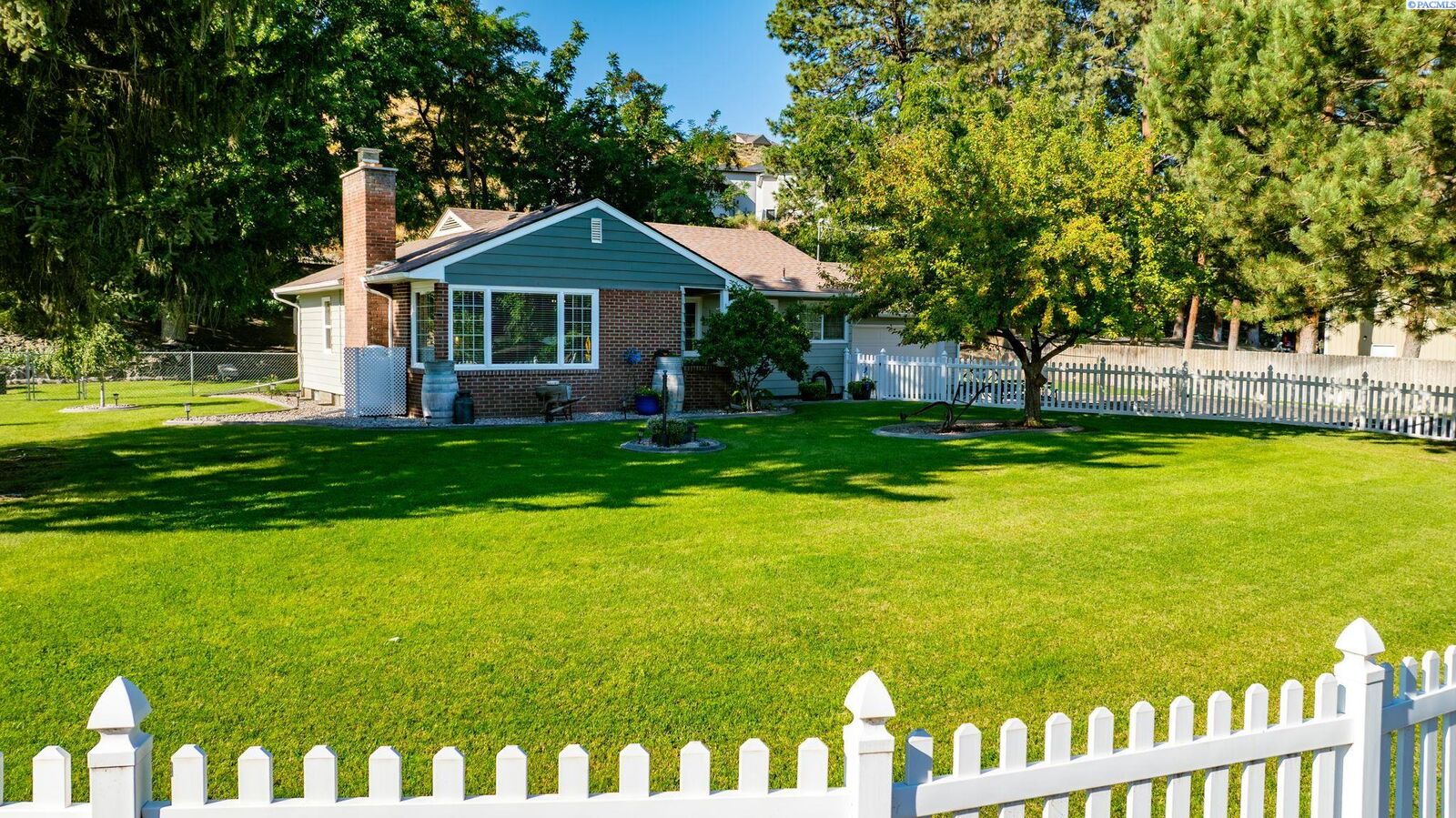 Property Photo:  1519 N Riverside Dr  WA 99353 