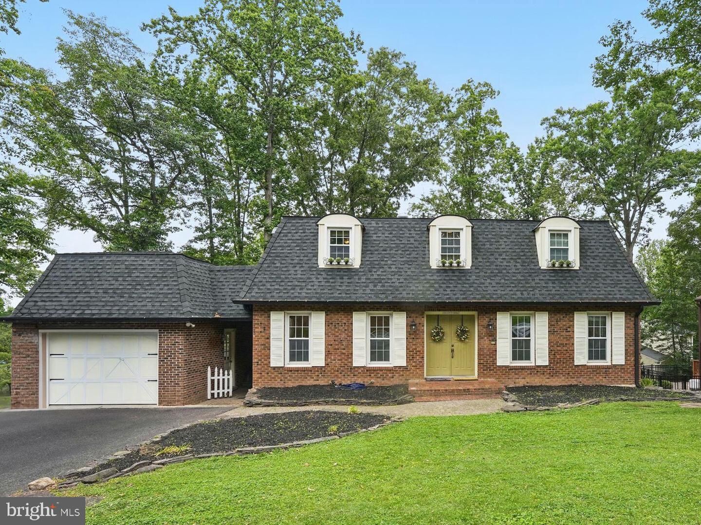 Property Photo:  16211 Sunny Knoll Drive  VA 22025 