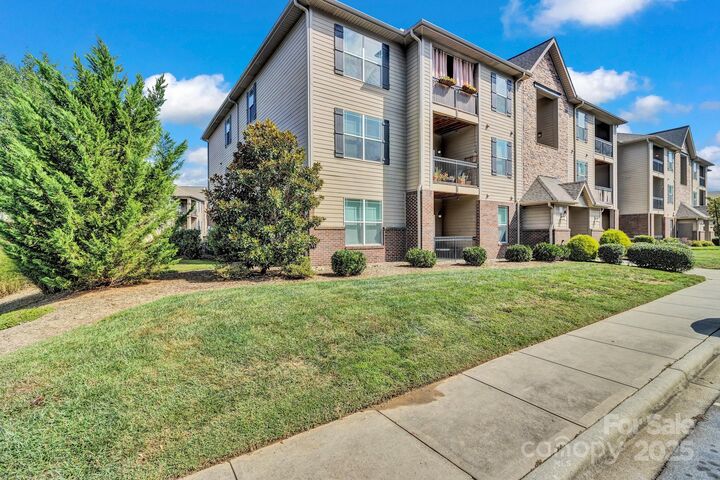 Property Photo:  91 Brickton Village Circle 102  NC 28732 