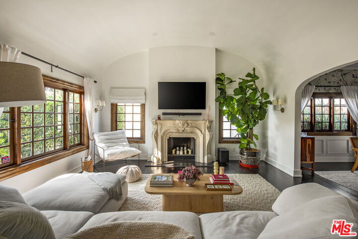 Property Photo:  358 S Sycamore Ave  CA 90036 