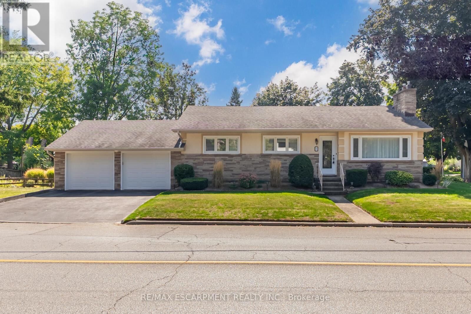 Property Photo:  5 Albert Street East  ON L9R 1J4 