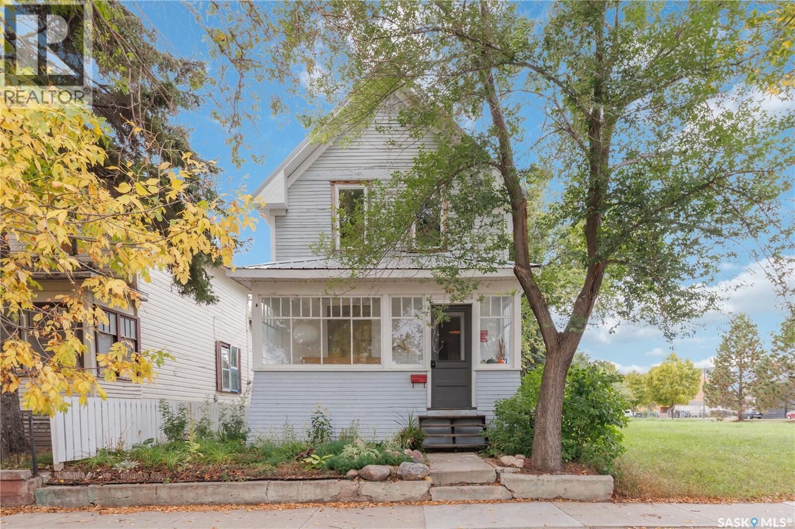 Property Photo: 609 H Avenue S SK S7M 1X1