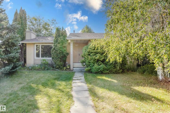 10829 32A Avenue NW  Edmonton AB T6J 3B8 photo