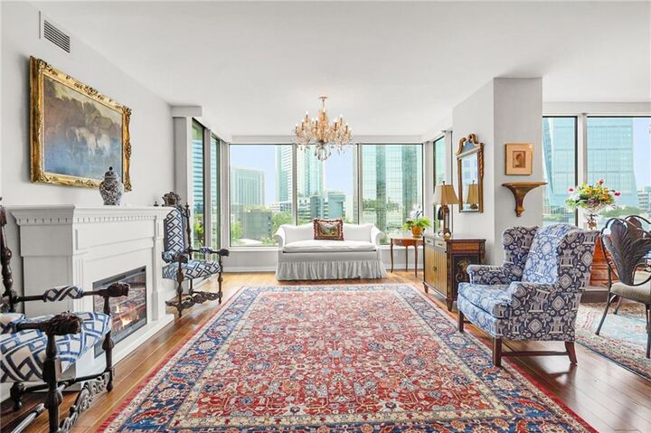 Property Photo: 3338 Peachtree Road NE 709 GA 30326