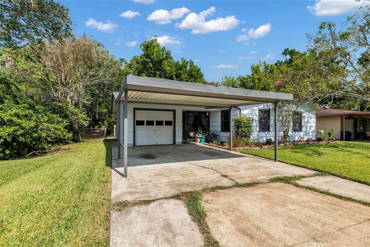 Property Photo: 216 W Saunders Street TX 77573