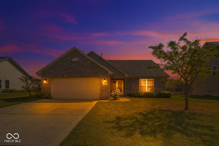 Property Photo: 4353 W Parkway Court IN 46163