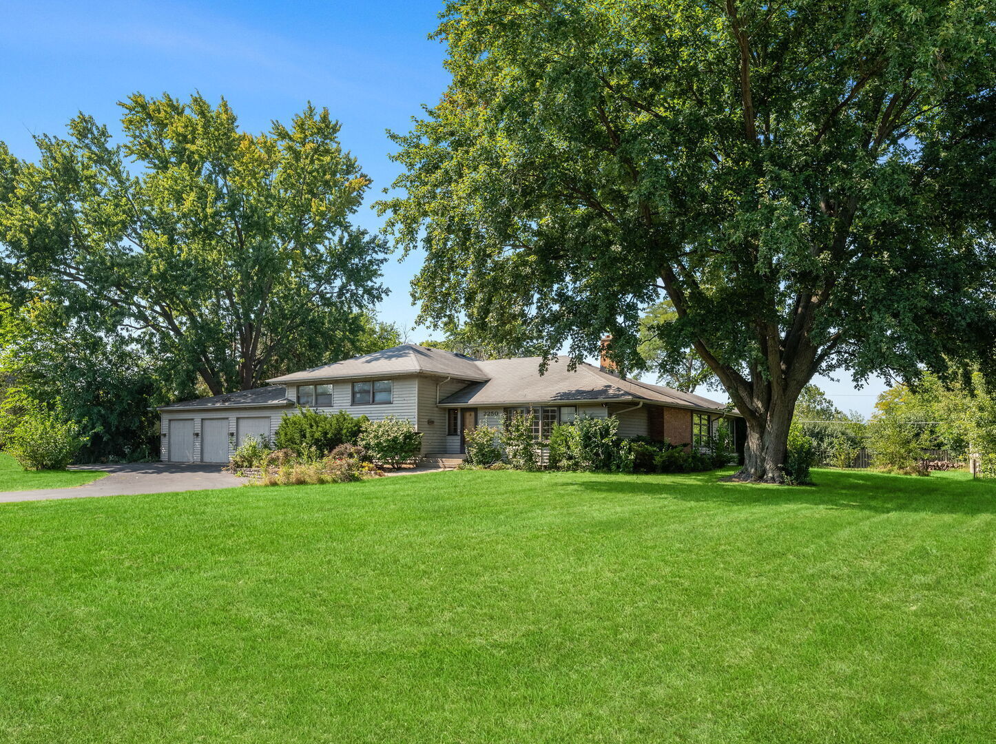 Property Photo:  2250 White Oak Drive  IL 60062 