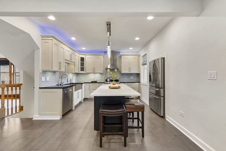 Property Photo: 5121 W Newport Avenue IL 60641