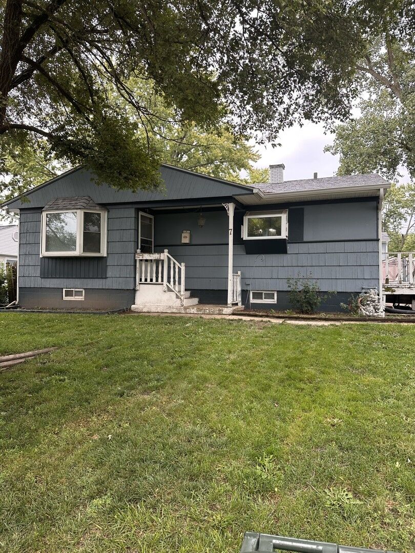 Property Photo:  7 Hickory Drive  IL 60110 