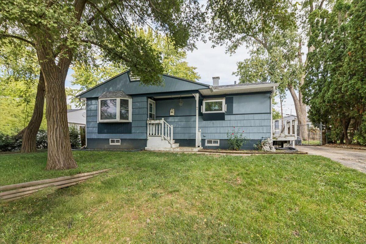 Property Photo: 7 Hickory Drive IL 60110
