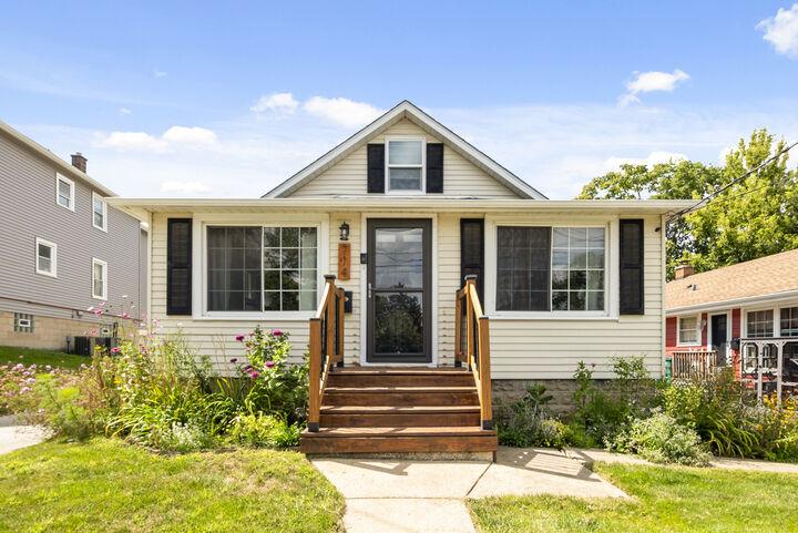Property Photo:  714 Walnut Street  IL 60439 