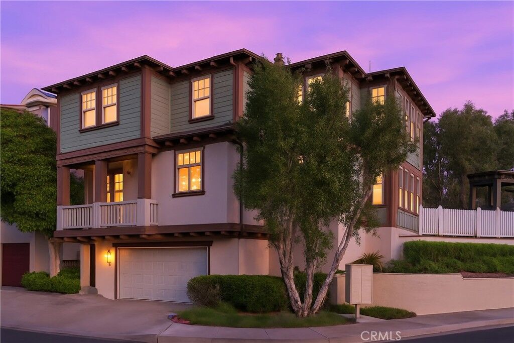 Property Photo:  2548 Bungalow Place 84  CA 92625 