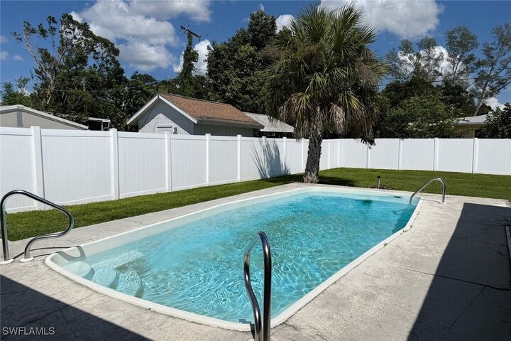 6677 Fiesta Way  Fort Myers FL 33919 photo