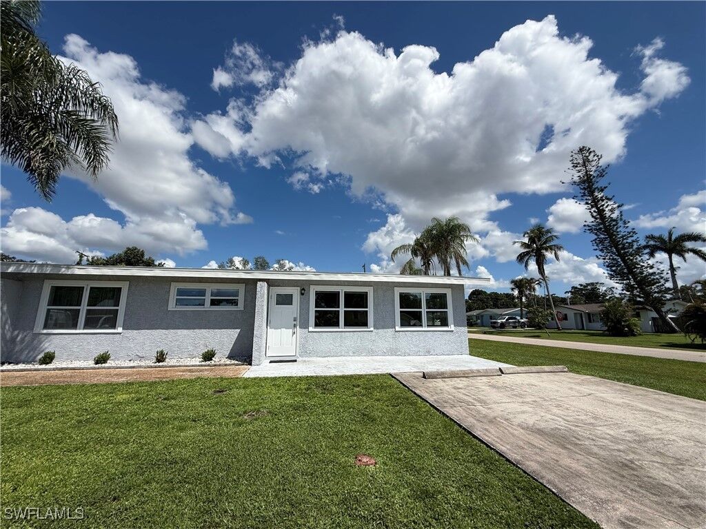 Property Photo: 6677 Fiesta Way FL 33919