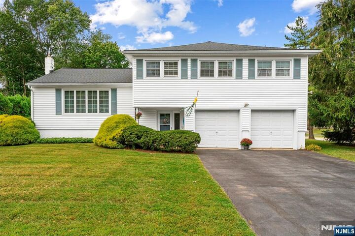 Property Photo:  5 Joyce Drive  NJ 07876 