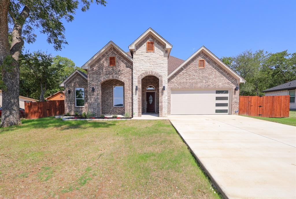 Property Photo:  701 Jameson Street  TX 76086 