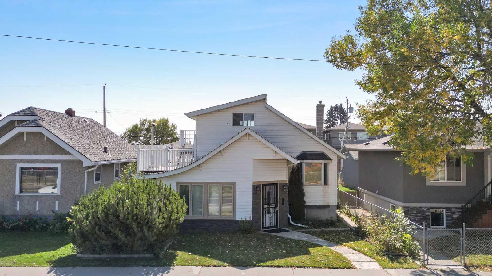 Property Photo:  809 8 Avenue NE  AB T2E 0R9 