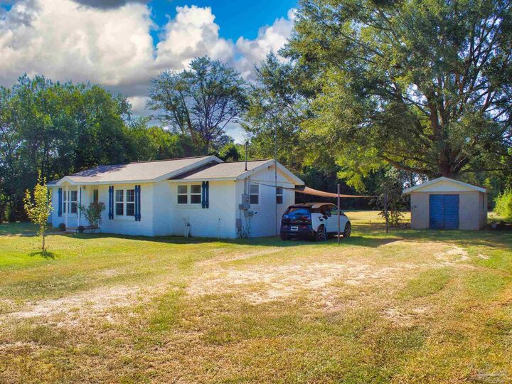 Property Photo: 5199 Spring St FL 32565