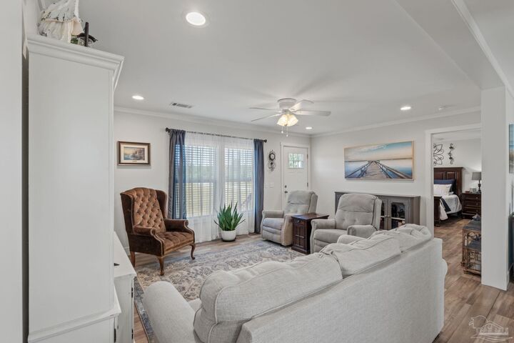 Property Photo: 6501 Wiley Ates Rd FL 32570