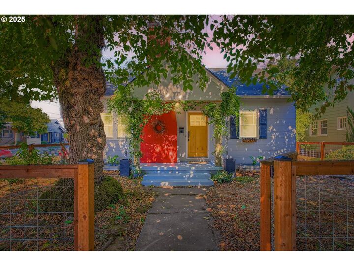 Property Photo:  5205 SE Taggart Ct  OR 97206 
