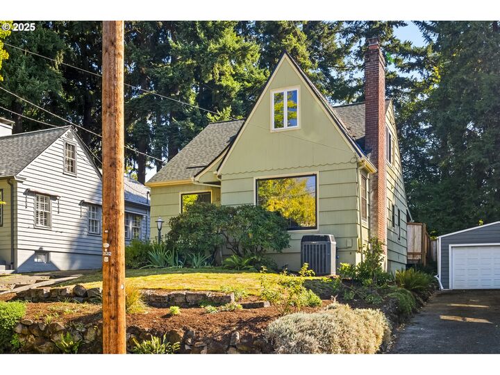 Property Photo:  3532 SE Franklin St  OR 97202 