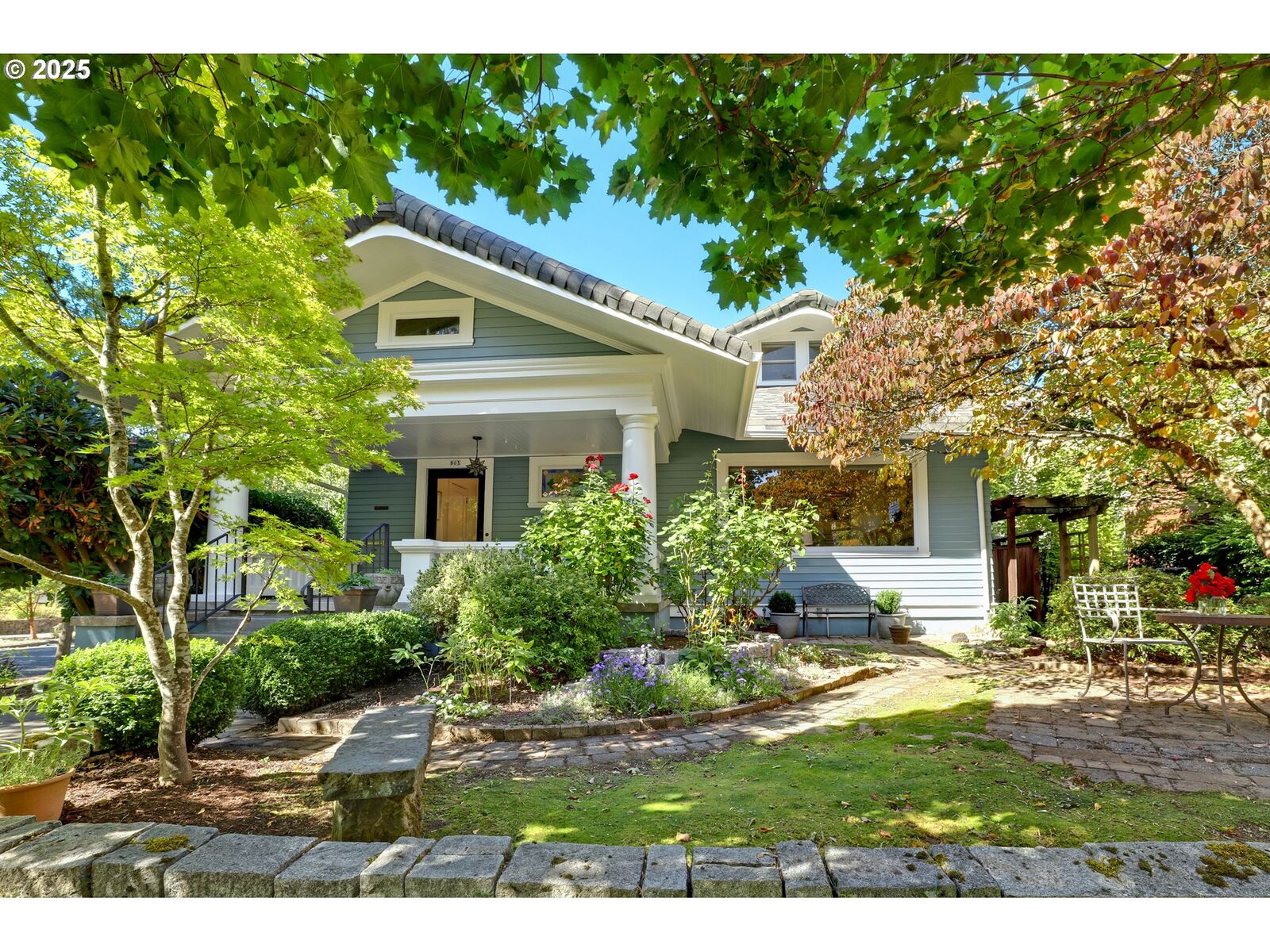 Property Photo:  803 NE Laurelhurst Pl  OR 97232 