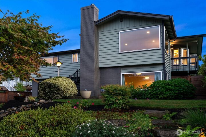 Property Photo:  1026  Glen Street  WA 98020 