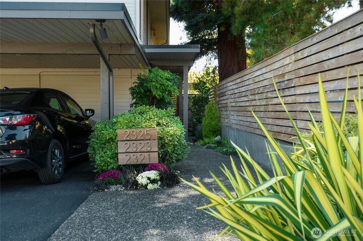 Property Photo:  2325 W Plymouth Street  WA 98199 