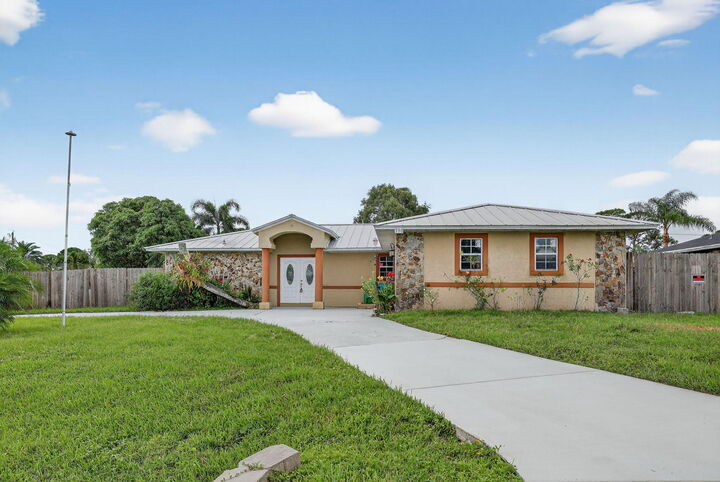 Property Photo: 390 NE Genesee Avenue FL 34983