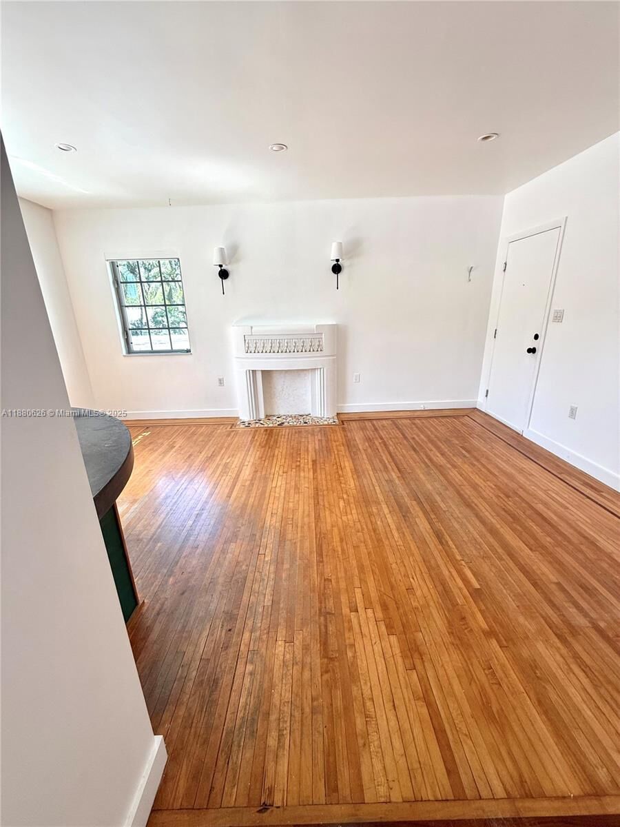 Property Photo: 815 Euclid Ave 14 FL 33139