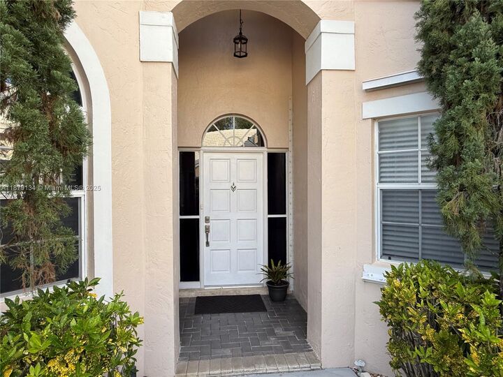 Property Photo: 1040 Wilshire Cir W FL 33027