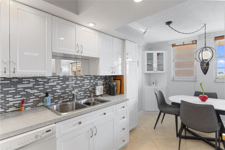 Property Photo: 1811 Jefferson St 805 FL 33020