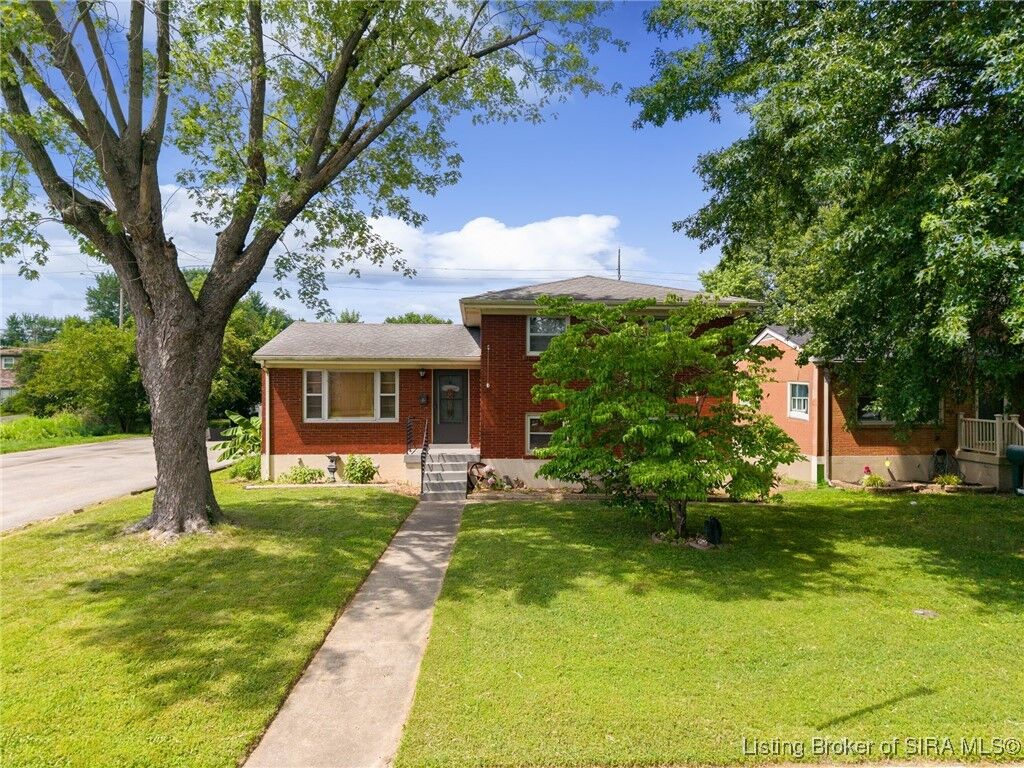 Property Photo:  211 Sherwood Court  IN 47129