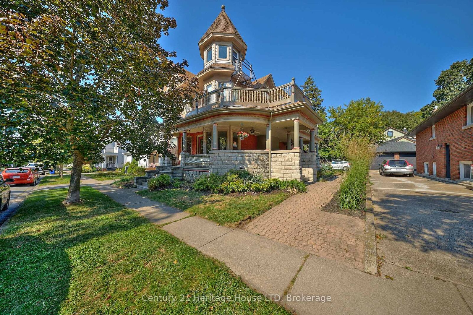 Property Photo: 8 Montebello Place ON L2R 6B6