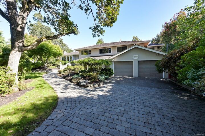 Photo de la propriété:  2886 Tudor Ave  BC V8N 1M1 