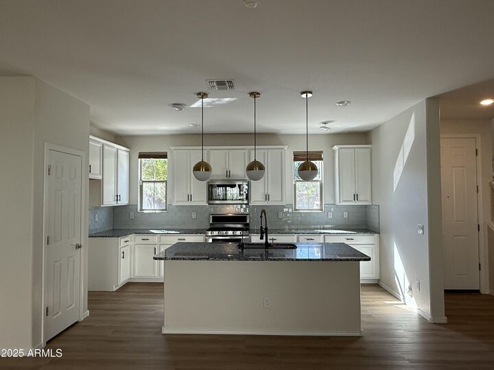 Property Photo: 1527 S Loren Lane AZ 85296