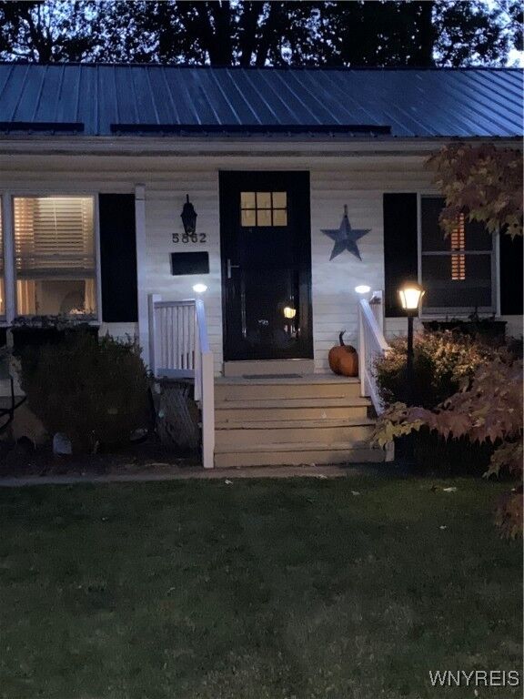 Property Photo:  5862 Lakeview Terrace  NY 14085