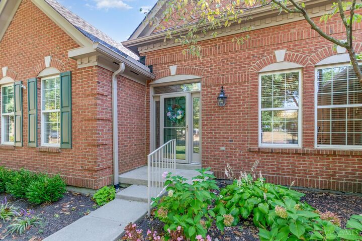 Property Photo: 927 E Legendary Run OH 45245