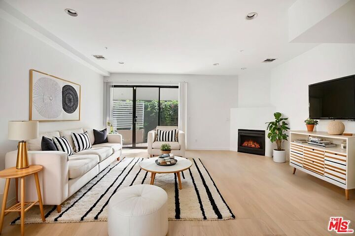 Property Photo:  811 11th St  CA 90403 