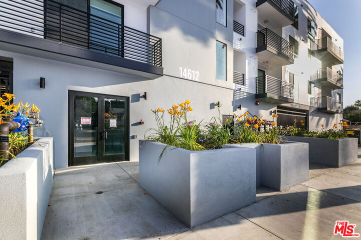 Property Photo: 14612 Calvert St CA 91411