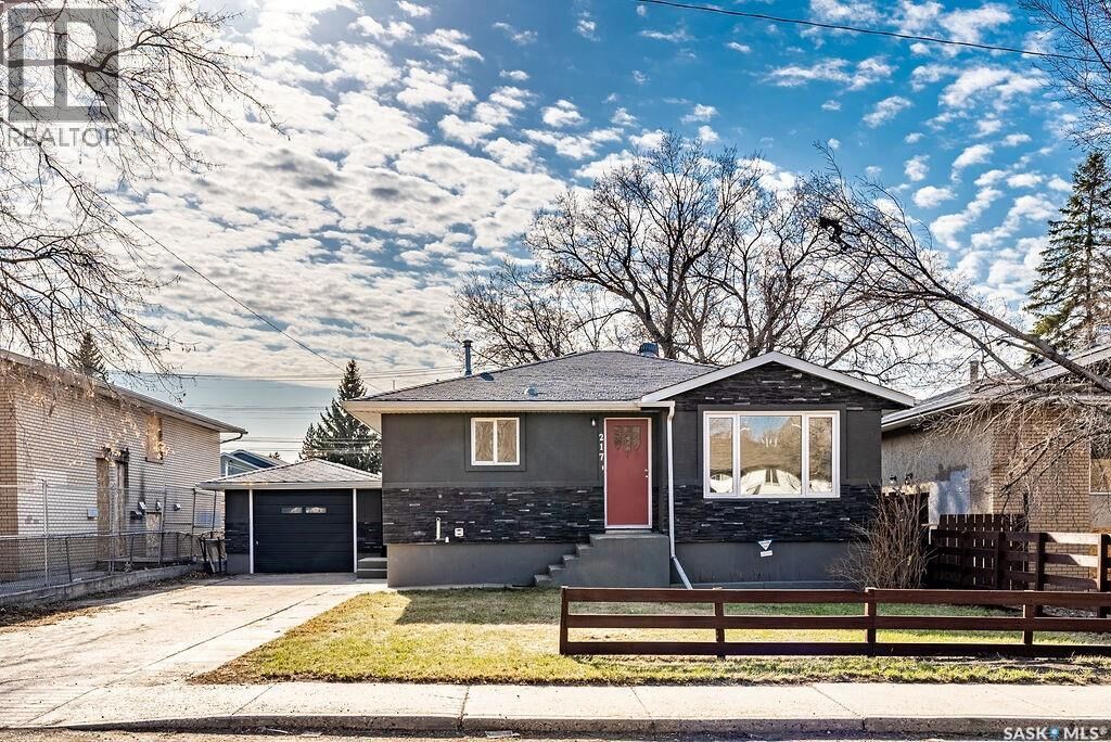 Property Photo:  217 V Avenue S  SK S7M 3E2 