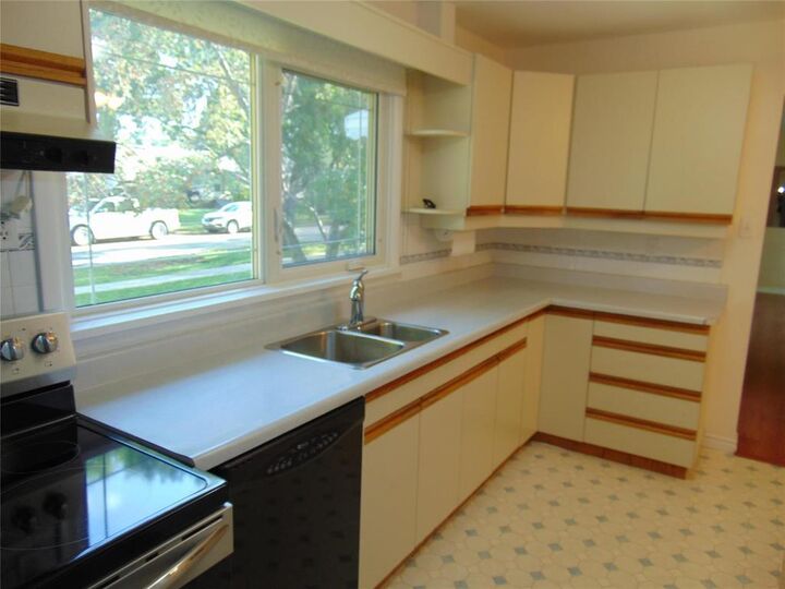 Property Photo:  420 Helmsdale Avenue  MB R2K 0W4 