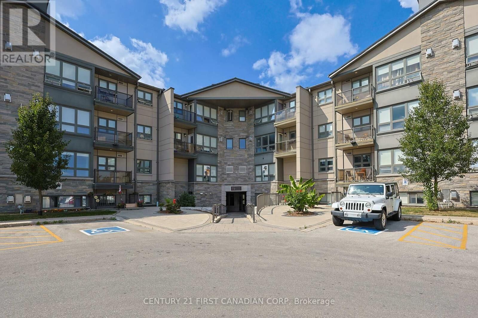 Property Photo:  15 South Jacksway Crescent North 215  ON N5X 3T8 
