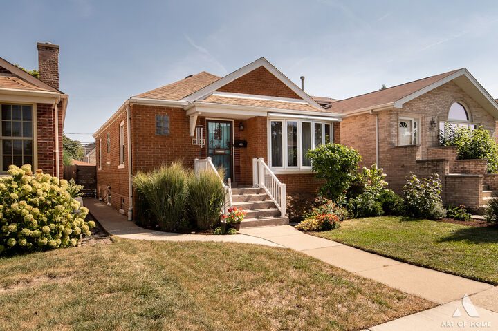 Property Photo:  5523 S Neenah Avenue  IL 60638 