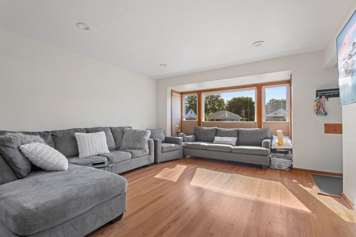 Property Photo: 1907 Suffolk Avenue IL 60154