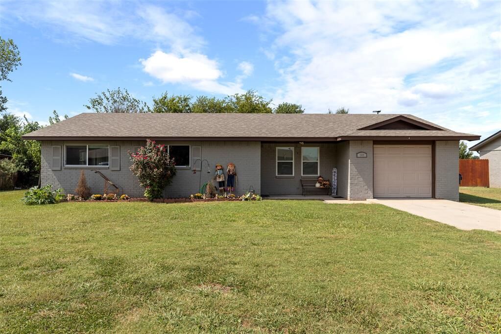 Property Photo:  103 Mark Avenue  OK 73074 