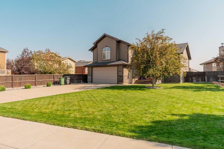 Property Photo:  3115 22 Street E  AB T1M 0B6 