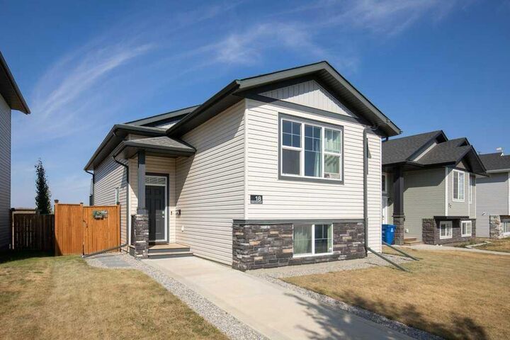 Property Photo:  18 Aurora Heights Boulevard  AB T4M 0M1 