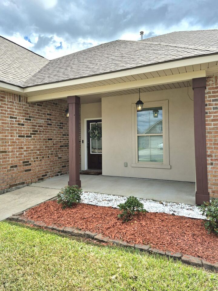 Property Photo:  1902 Thibodeaux Rd  LA 70607 