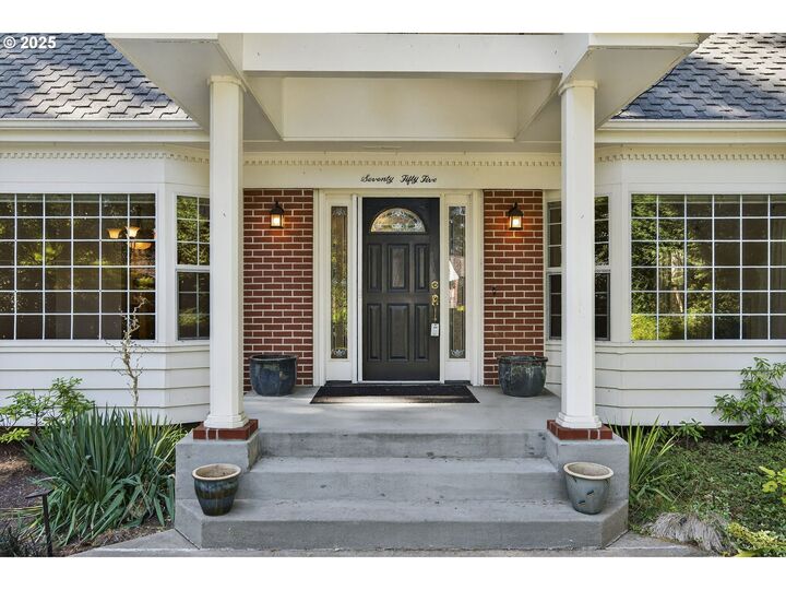 Property Photo:  7055 SW Canyon Dr  OR 97225 